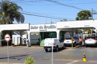 Bolsonaro deixa prisão domiciliar e vai a hospital para exames médicos