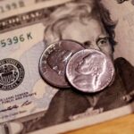 Dólar cai para R$ 5,50 com maior chance de corte de juros nos EUA