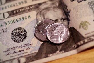 Dólar cai para R$ 5,50 com maior chance de corte de juros nos EUA