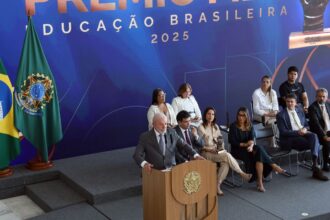 Evasão escolar é questão de Estado, diz Lula na entrega do Prêmio MEC