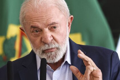 Lula finaliza plano aos setores afetados por tarifaço de Trump