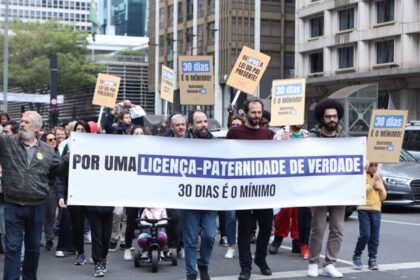 Manifestações em quatro cidades pedem ampliação da licença-paternidade