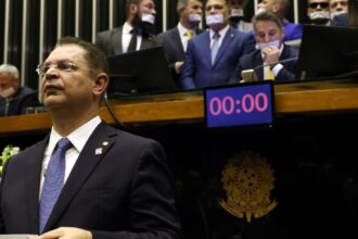 Oposição ocupa plenários por anistia a 8/01 e impeachment de Moraes