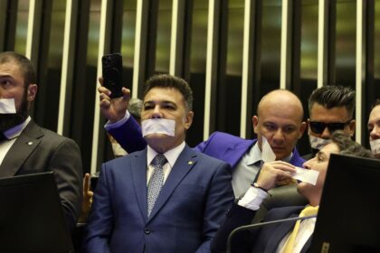 Oposição pernoita nos plenários do Congresso para impedir trabalhos