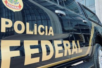 PF cumpre busca e apreensão de celulares na casa de Bolsonaro