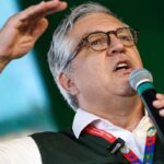Padilha diz ser "ato covarde" cancelamento de vistos da filha e esposa