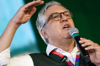 Padilha diz ser "ato covarde" cancelamento de vistos da filha e esposa