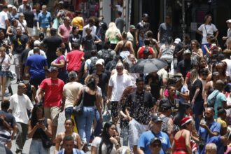 População brasileira chega a 213,4 milhões em julho de 2025