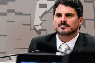 Senador Marcos do Val é levado para colocar tornozeleira eletrônica