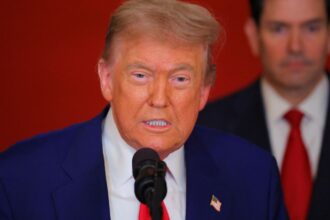 Trump assina tarifa de 50% e considera Brasil ameaça aos EUA