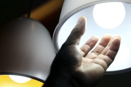 Aneel mantém bandeira verde e conta de luz não terá acréscimo em abril