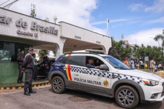 Bolsonaro recebe alta e chega em casa para cumprir prisão domiciliar