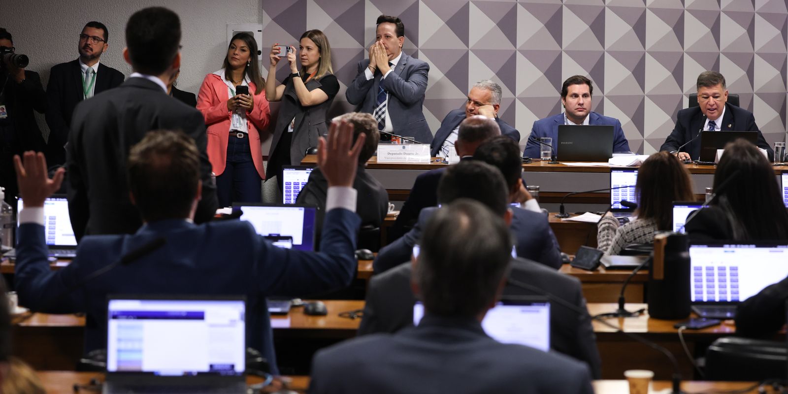 CPMI do INSS aprova convocação de cunhado e ex-namorada de Vorcaro