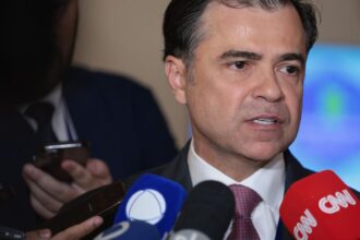 Diretor da Aneel critica Enel por tentar suspender processo