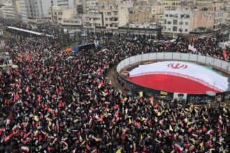 Sob bombas, multidões vão às ruas no Irã em apoio aos palestinos