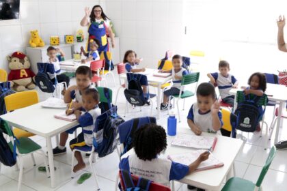 Uma em cada 10 crianças de 4 e 5 anos não vai à escola e em 876 cidades