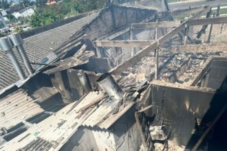 Avião de pequeno porte cai em Capão da Canoa sobre restaurante