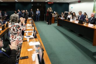 CCJ aprova admissibilidade de propostas que acabam com escala 6x1