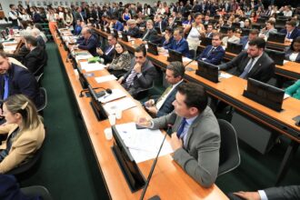 CCJ da Câmara retoma análise do fim da escala 6x1 nesta quarta