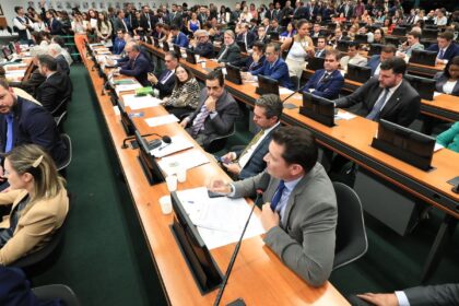 CCJ da Câmara retoma análise do fim da escala 6x1 nesta quarta