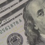 Dólar cai para R$ 5,01, e bolsa renova recorde com ajuda do exterior