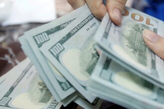 Dólar fecha abaixo de R$ 5, e bolsa cai com cautela global