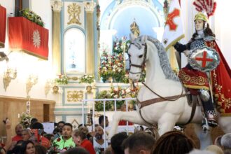 Fiéis se concentram no centro do Rio para celebrar dia de São Jorge