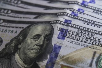 Ibovespa cai e dólar fecha estável em dia de tensão externa