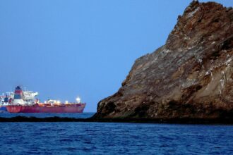 Iranianos ameaçam bloquear comércio marítimo após cerco naval dos EUA