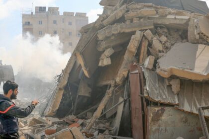 Israel mantém bombardeios no Líbano após cessar-fogo