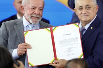 José Guimarães assume ministério e fala em "derrotar o fascismo"