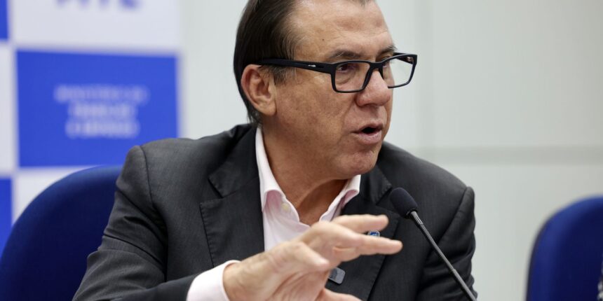 PECs da escala 6x1 não competem com o proposta do governo, diz Marinho