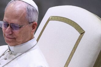 Papa Leão XIV critica mundo "devastado por tiranos"