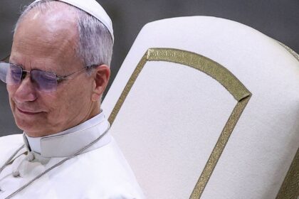 Papa Leão XIV critica mundo "devastado por tiranos"