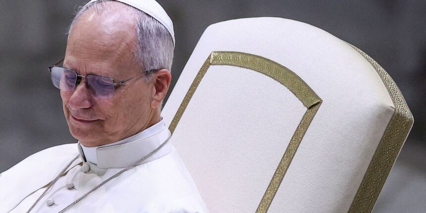 Papa Leão XIV critica mundo "devastado por tiranos"