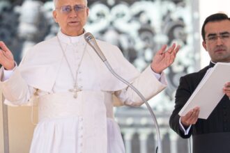 Papa pede fim da guerra, enquanto EUA e Irã negociam paz