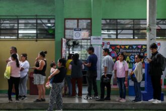 Peru: ultraconservador e esquerda disputam voto a voto para 2º turno