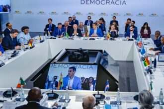 Pobres não podem pagar por irresponsabilidade das guerras, diz Lula