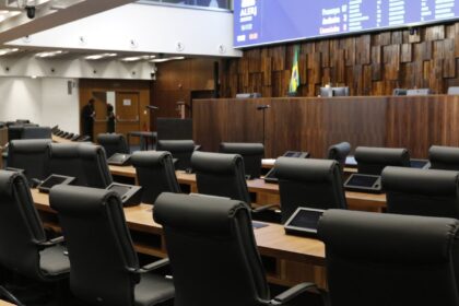Proposições legislativas sobre IA favorecem controle e vigilância
