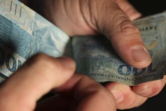 Salário médio do trabalhador amplia recorde e chega a R$ 3.722
