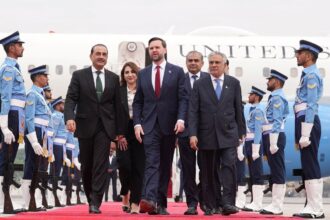 Sem acordo de paz entre EUA e Irã, Trump promete fechar Ormuz