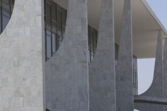 Terceirizados do governo têm redução de jornada e auxílio para creche