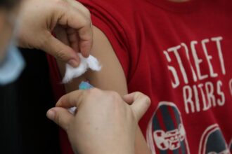 Vacinação nas escolas segue até dia 30 e meta é imunizar 27 milhões
