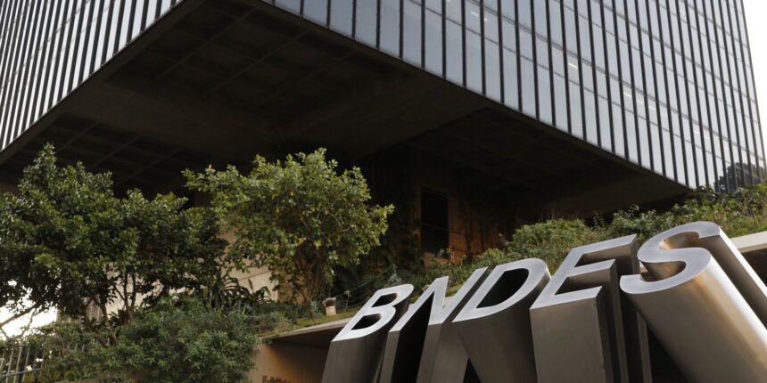 BNDES abre financiamento para transporte de carga e passageiros