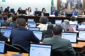 CCJ da Câmara adia análise de PEC sobre redução da maioridade penal