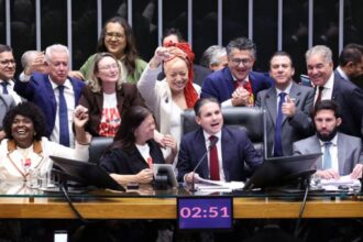 Câmara aprova, em dois turnos, a PEC pelo fim da escala 6x1