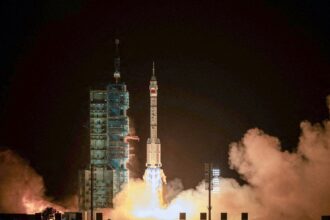 China envia astronauta para missão espacial de um ano