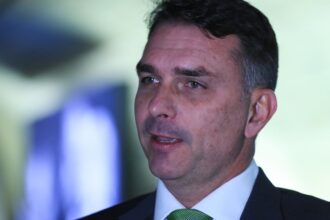 Deputados pedem investigação sobre relação entre Vorcaro e Flávio