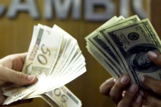 Dólar cai e fecha abaixo de R$ 5, após recuo de Trump no Irã