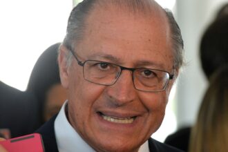 É factoide do clã Bolsonaro para desviar do caso Master, diz Alckmin